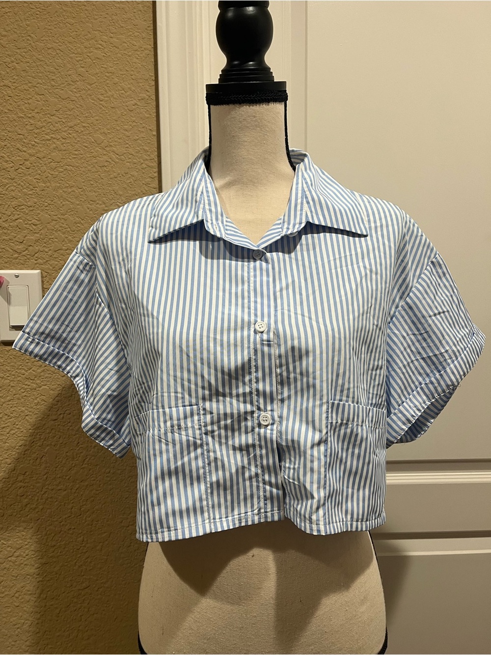 FASHION NOVA BLUE AND WHITE CROPPED BUTTON UP TOP - Picture 2 of 9